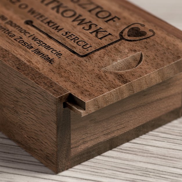Drewniany pendrive 32 GB w pudełku z grawerem dla lekarza