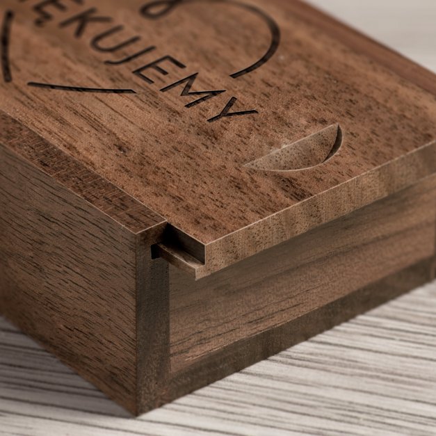 Drewniany pendrive 32 GB w pudełku z grawerem jako podziękowanie ślubne