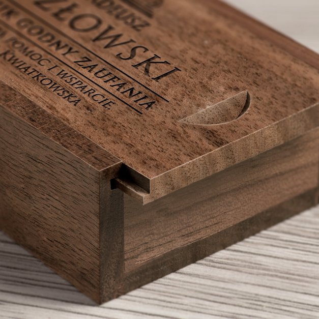 Drewniany pendrive 32 GB w pudełku z grawerem dla prawnika
