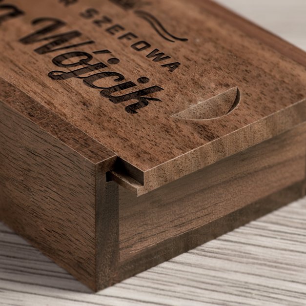 Drewniany pendrive 32 GB w pudełku z grawerem dla szefowej