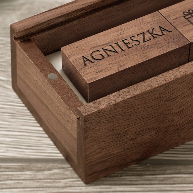 Drewniany pendrive 32 GB w pudełku z grawerem dla niej na święta