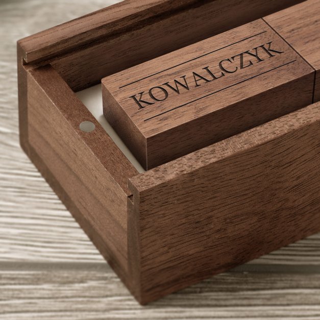 Drewniany pendrive 32 GB w pudełku z grawerem dla gentlemana