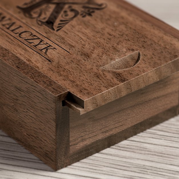 Drewniany pendrive 32 GB w pudełku z grawerem dla gentlemana