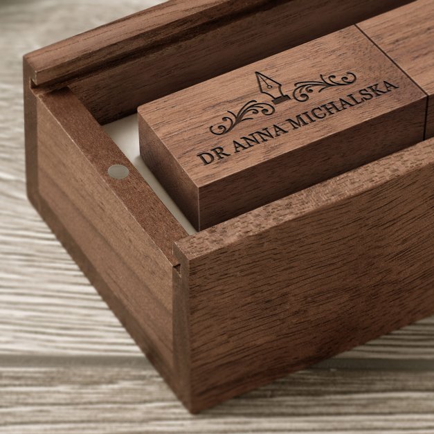 Drewniany pendrive 32 GB w pudełku z grawerem dla promotora jako podziękowanie
