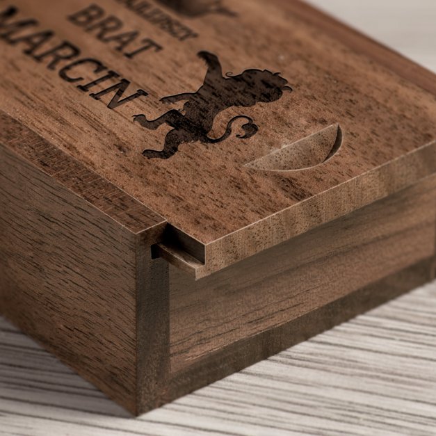 Drewniany pendrive 32 GB w pudełku z grawerem dla brata