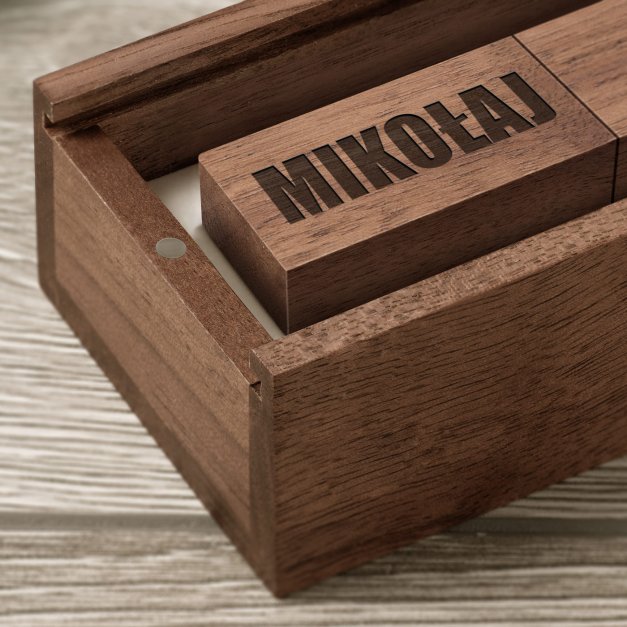 Drewniany pendrive 32 GB w pudełku z grawerem dla niego informatyka na imieniny