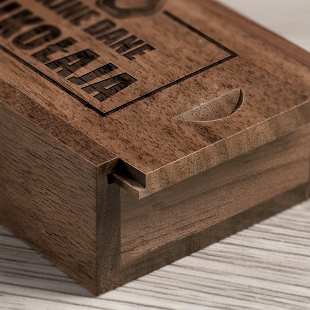 Drewniany pendrive 32 GB w pudełku z grawerem dla niego informatyka na imieniny
