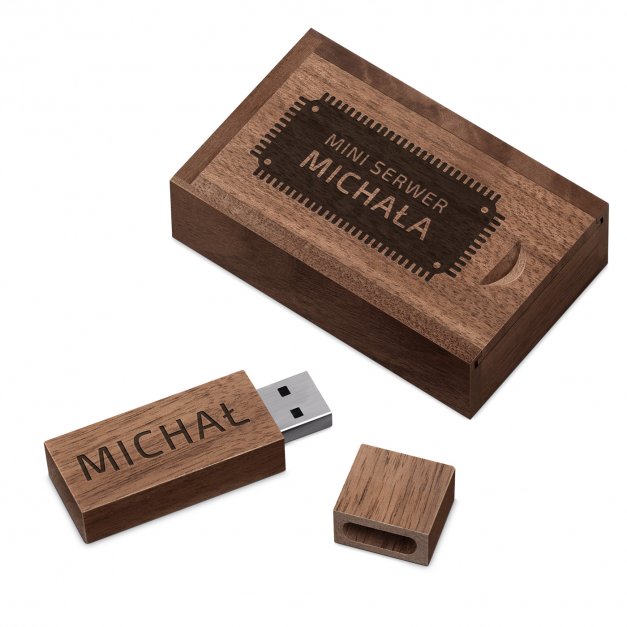 Drewniany pendrive 32 GB w pudełku z grawerem dla niego informatyka na imieniny