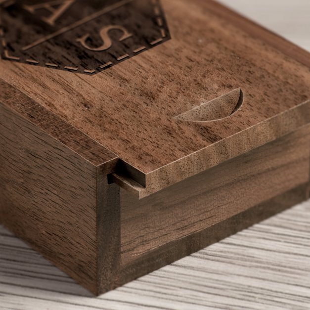 Drewniany pendrive 32 GB w pudełku z grawerowanymi inicjałami dla pary