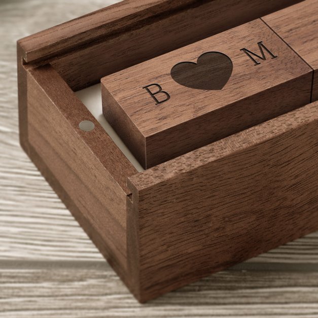Drewniany pendrive 32 GB w pudełku z grawerem dla żony na rocznicę ślubu walentynki