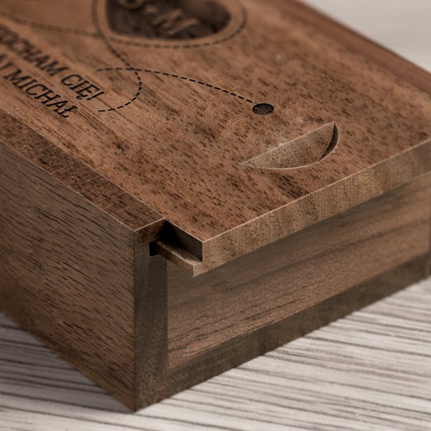 Drewniany pendrive 32 GB w pudełku z grawerem dla żony na rocznicę ślubu walentynki