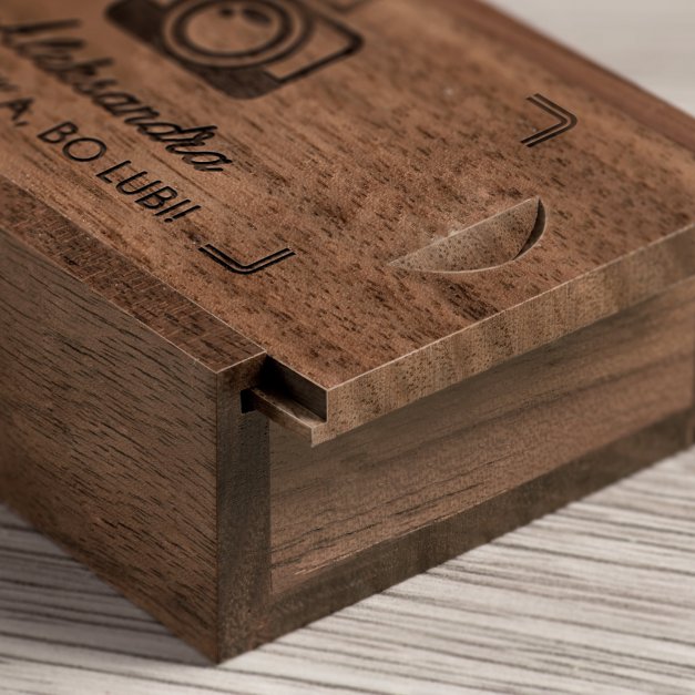 Drewniany pendrive 32 GB w pudełku z grawerem dla niej fotografa na imieniny