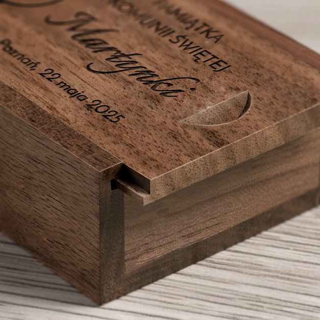 Drewniany pendrive 32 GB w pudełku z grawerem dla dziewczynki na komunię