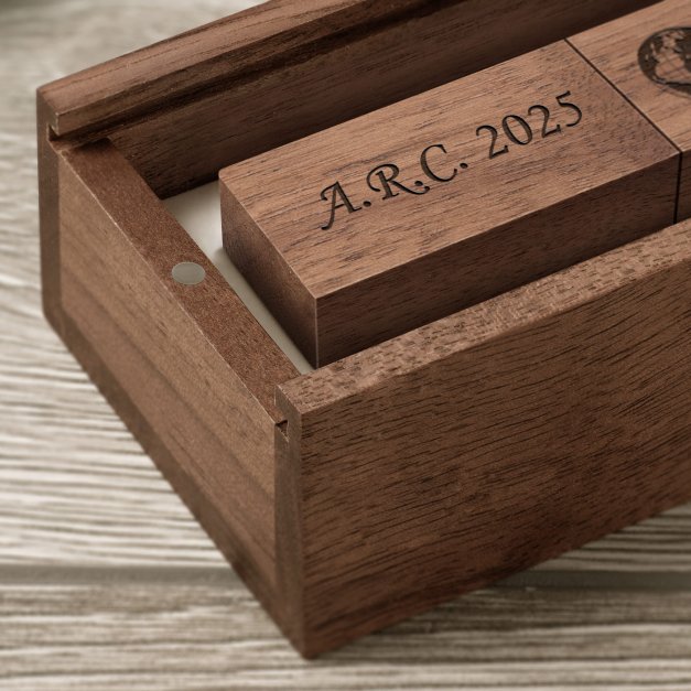 Drewniany pendrive 32 GB w pudełku z grawerem dla pary podróżników