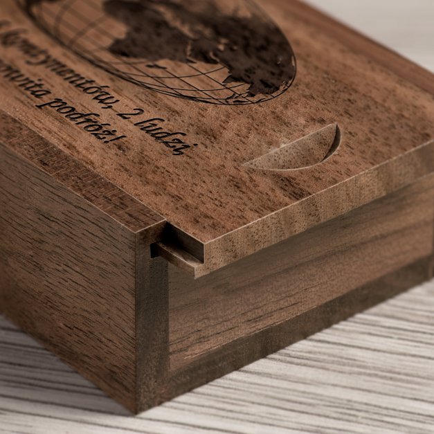 Drewniany pendrive 32 GB w pudełku z grawerem dla pary podróżników