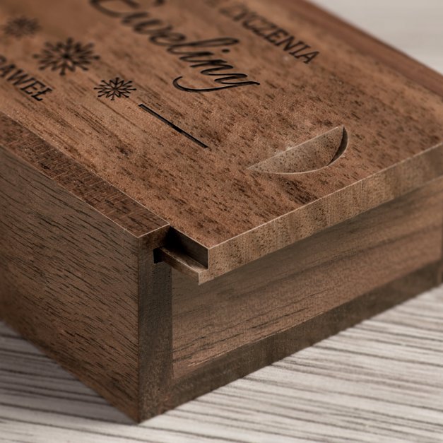 Drewniany pendrive 32 GB w pudełku z grawerem dla niej na mikołajki