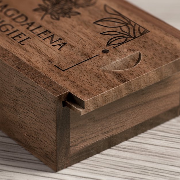 Drewniany pendrive 32 GB w pudełku z grawerem dla siostry