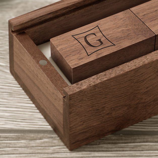 Drewniany pendrive 32 GB w pudełku z grawerowanym inicjałem dla gentlemana