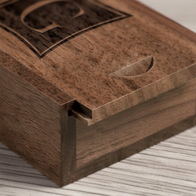Drewniany pendrive 32 GB w pudełku z grawerowanym inicjałem dla gentlemana
