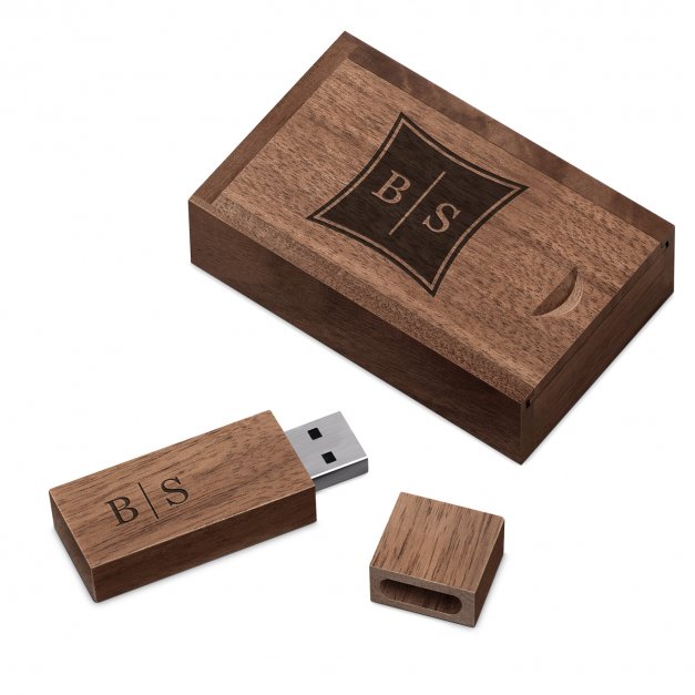 Drewniany pendrive 32 GB w pudełku z grawerowanymi inicjałami