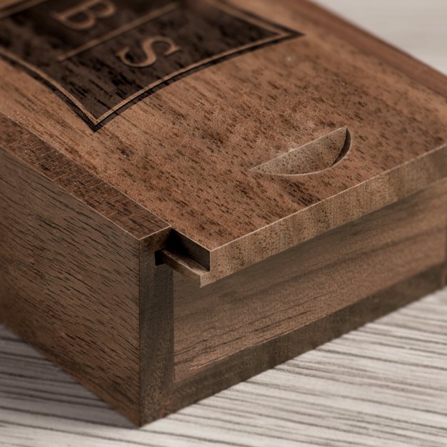 Drewniany pendrive 32 GB w pudełku z grawerowanymi inicjałami