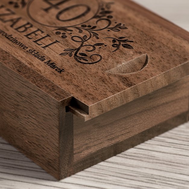 Drewniany pendrive 32 GB w pudełku z grawerem dla dziewczyny żony na 40 urodziny