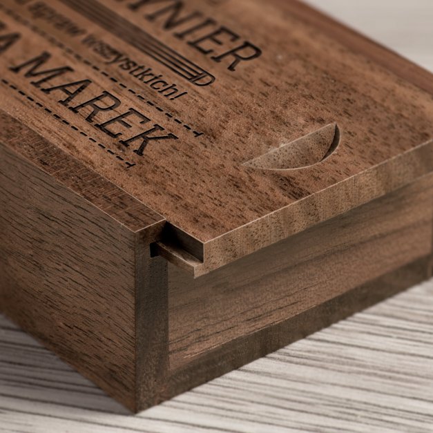 Drewniany pendrive 32 GB w pudełku z grawerem dla inżyniera taty na Dzień Ojca imieniny