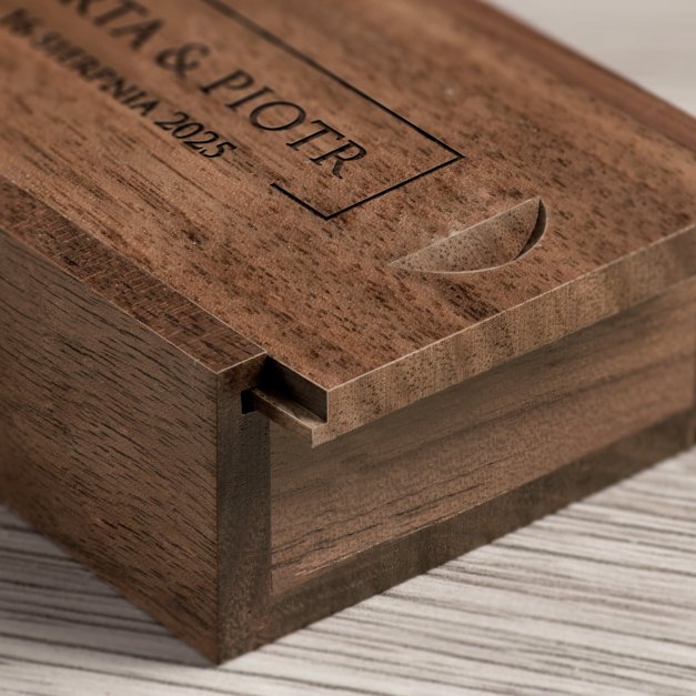 Drewniany pendrive 32 GB w pudełku z grawerem dla pary z okazji ślubu