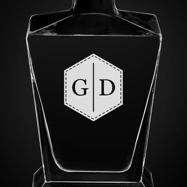 Karafka do whisky pyramid z grawerowanymi inicjałami dla pary na ślub rocznicę parapetówkę
