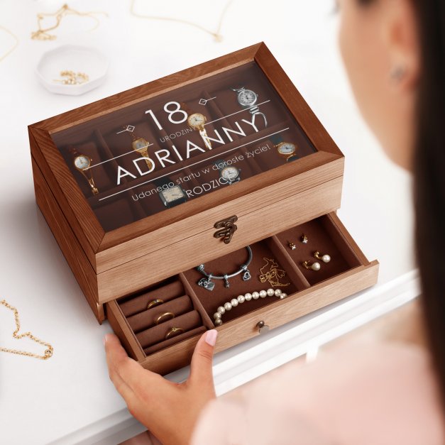 Drewniana szkatułka na biżuterię i zegarki z grawerem dla niej na 18 urodziny