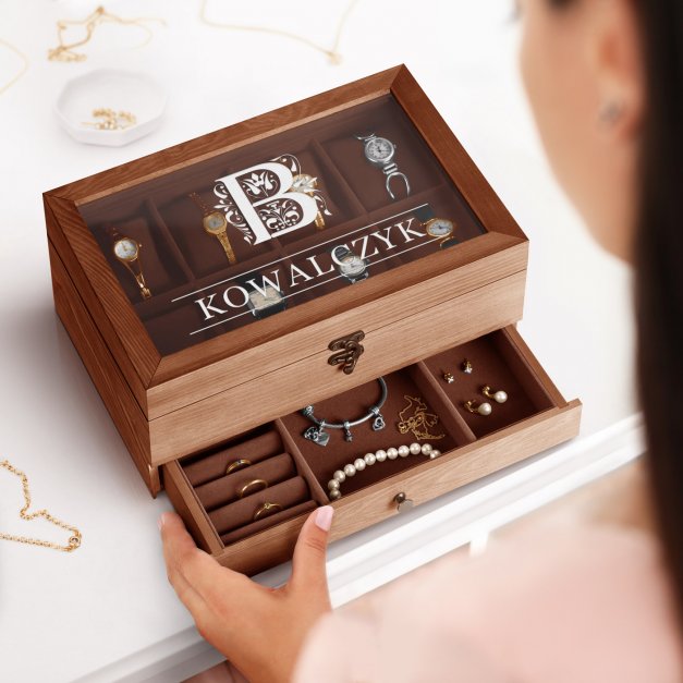 Drewniana szkatułka na biżuterię i zegarki z grawerowanym inicjałem