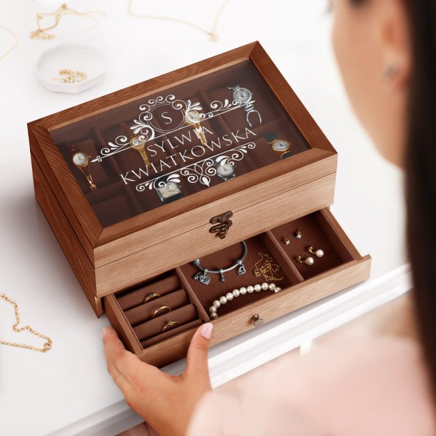 Drewniana szkatułka na biżuterię i zegarki z grawerem dla niej na Dzień Kobiet