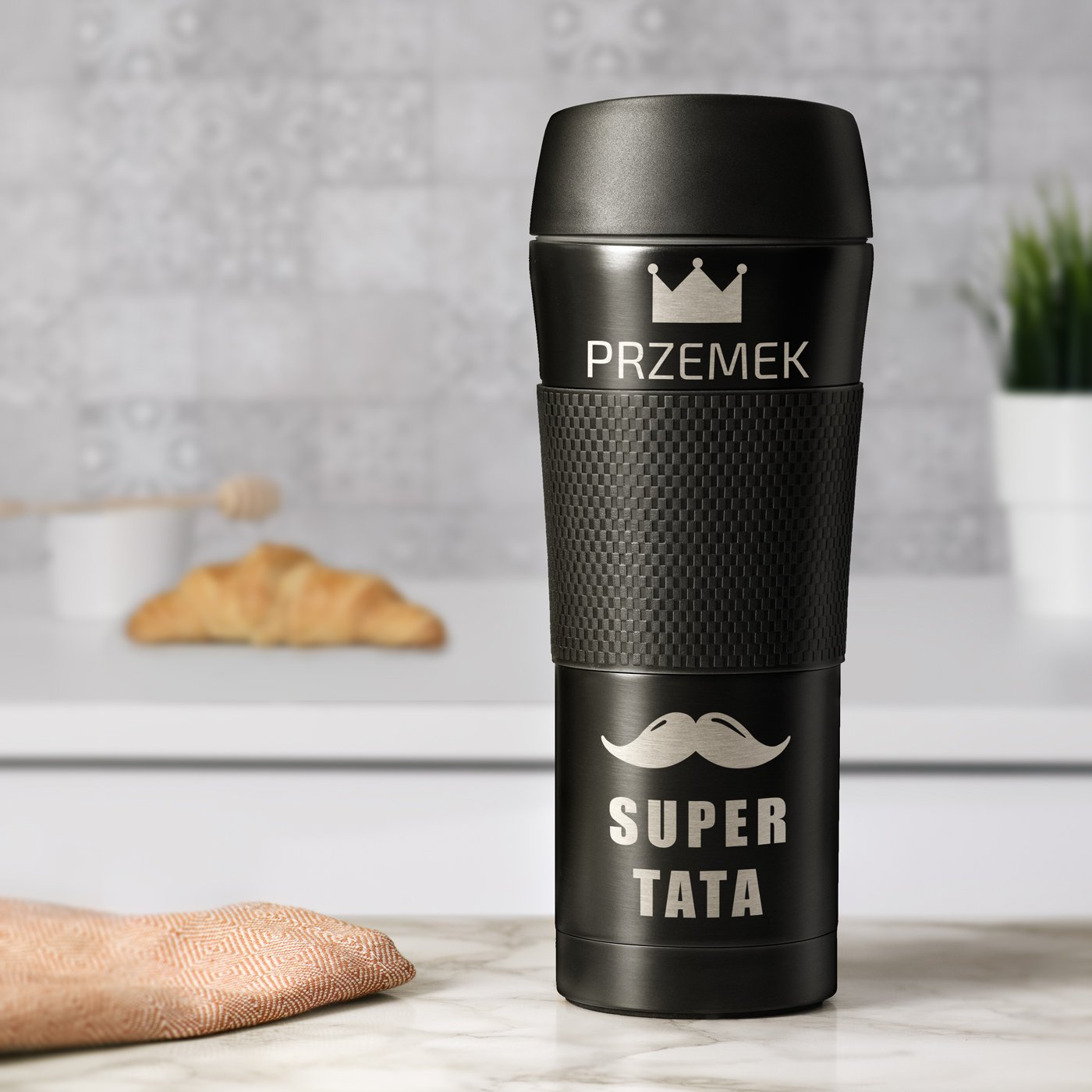 Czarny kubek termiczny z powok antypolizgow i grawerem dla taty