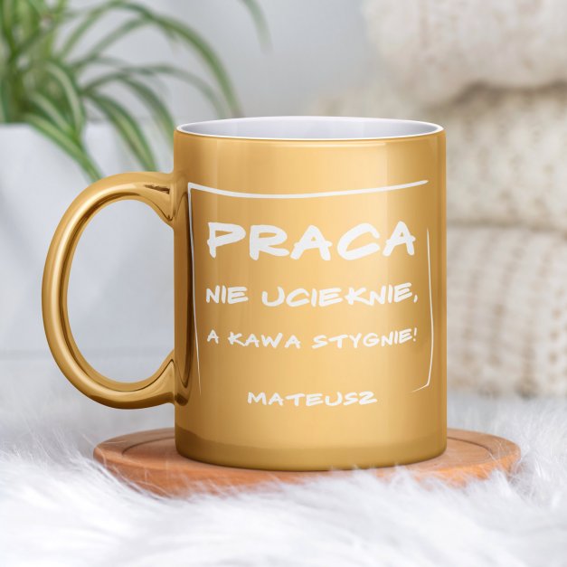Kubek ceramiczny złoty z grawerem dla kawosza pracownika na imieniny awans w pracy