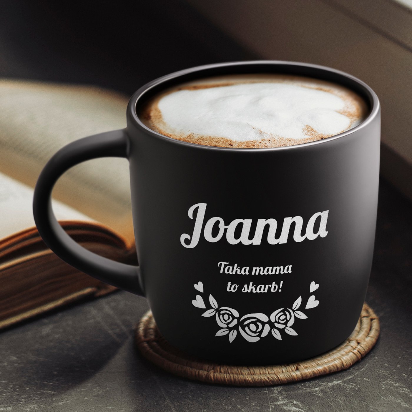 Kubek ceramiczny czarny rodek czarny z grawerem dla mamy