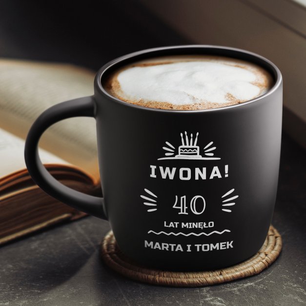 Kubek ceramiczny czarny środek czarny z grawerem dla niej na 40 urodziny