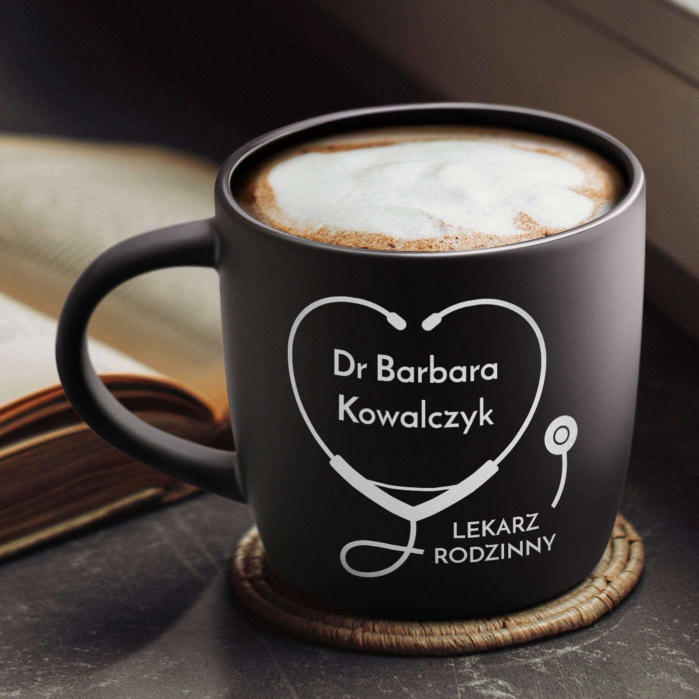 Kubek ceramiczny czarny rodek czarny z grawerem dla lekarki