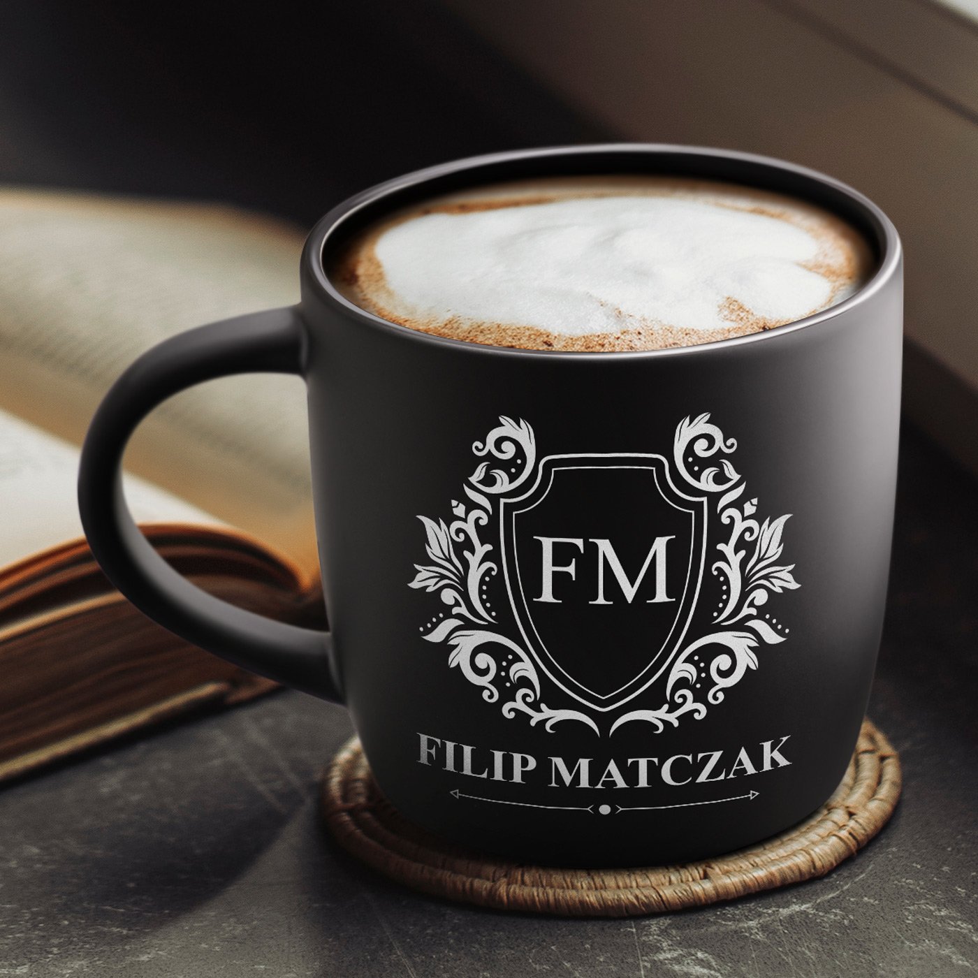 Kubek ceramiczny czarny rodek czarny z grawerem dla gentlemana