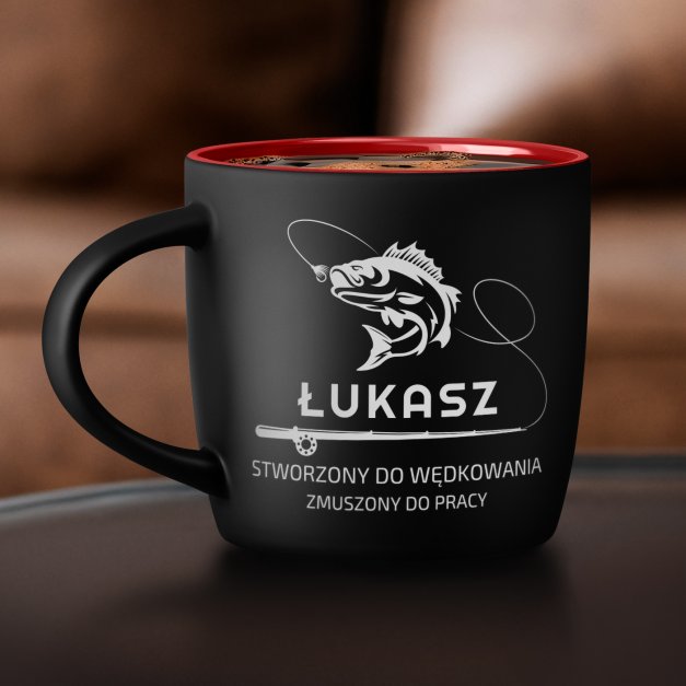 Kubek ceramiczny czarny środek czerwony z grawerem dla wędkarza na imieniny