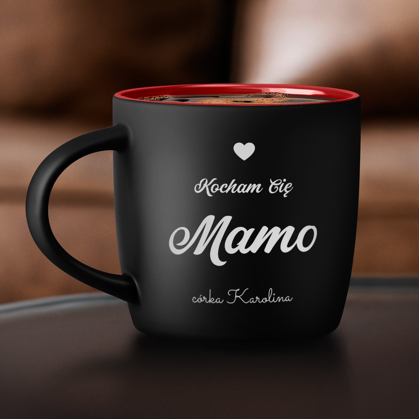 Kubek ceramiczny czarny rodek czerwony z grawerem dla mamy