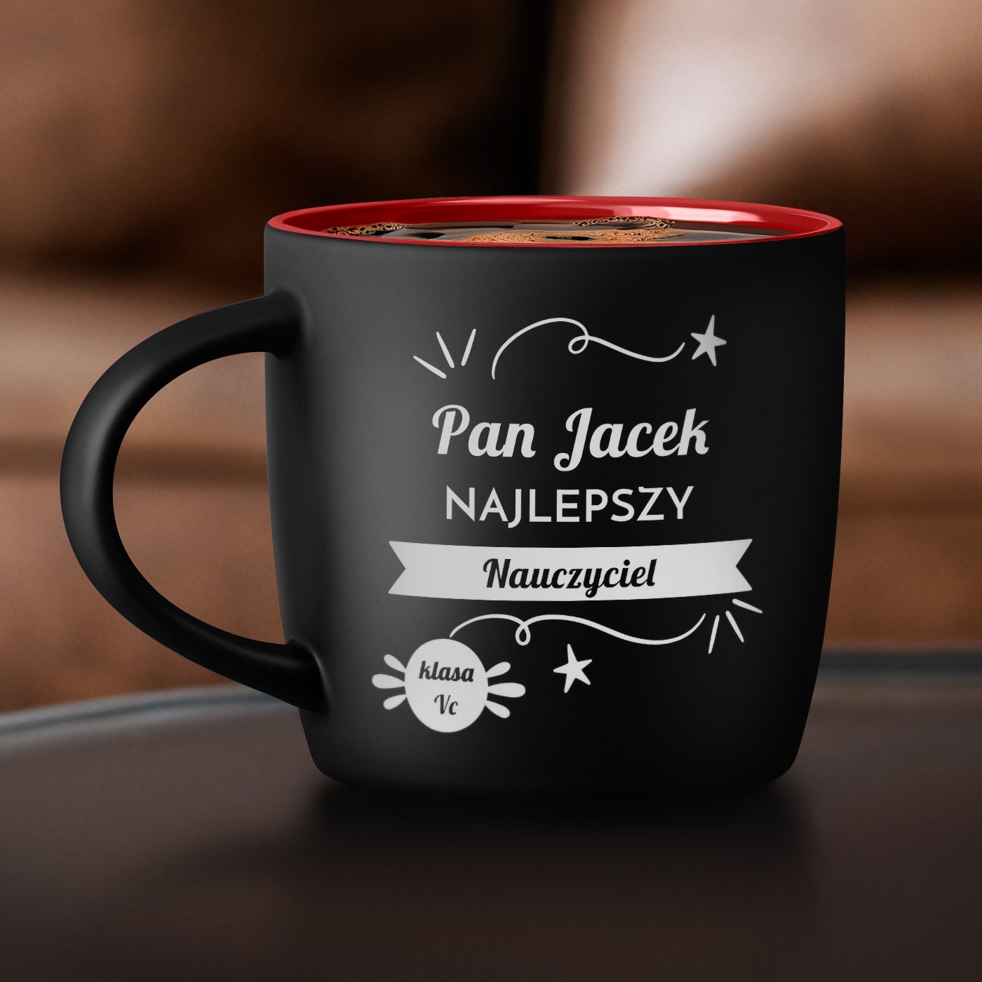 Kubek ceramiczny czarny rodek czerwony z grawerem dla nauczyciela wychowawcy na Dzie Nauczyciela