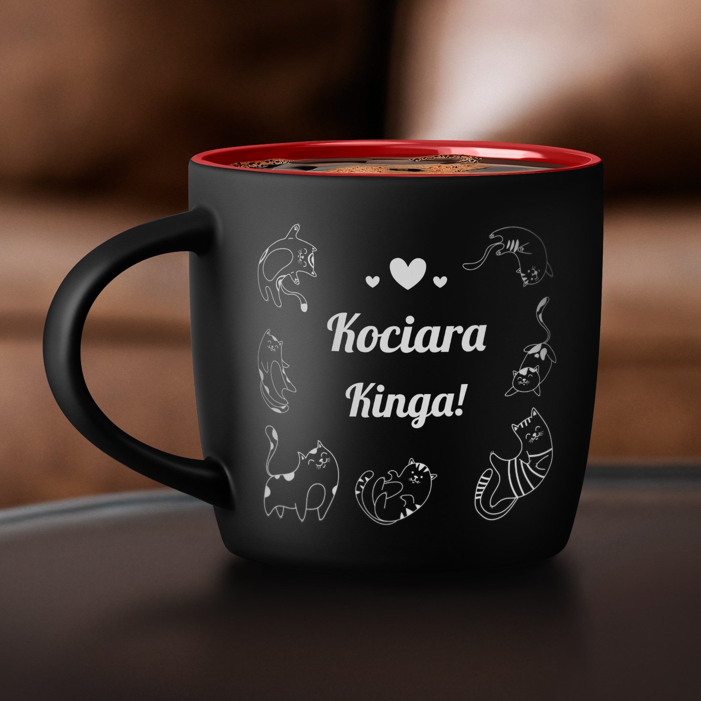 Kubek ceramiczny czarny rodek czerwony z grawerem dla kociary na imieniny walentynki