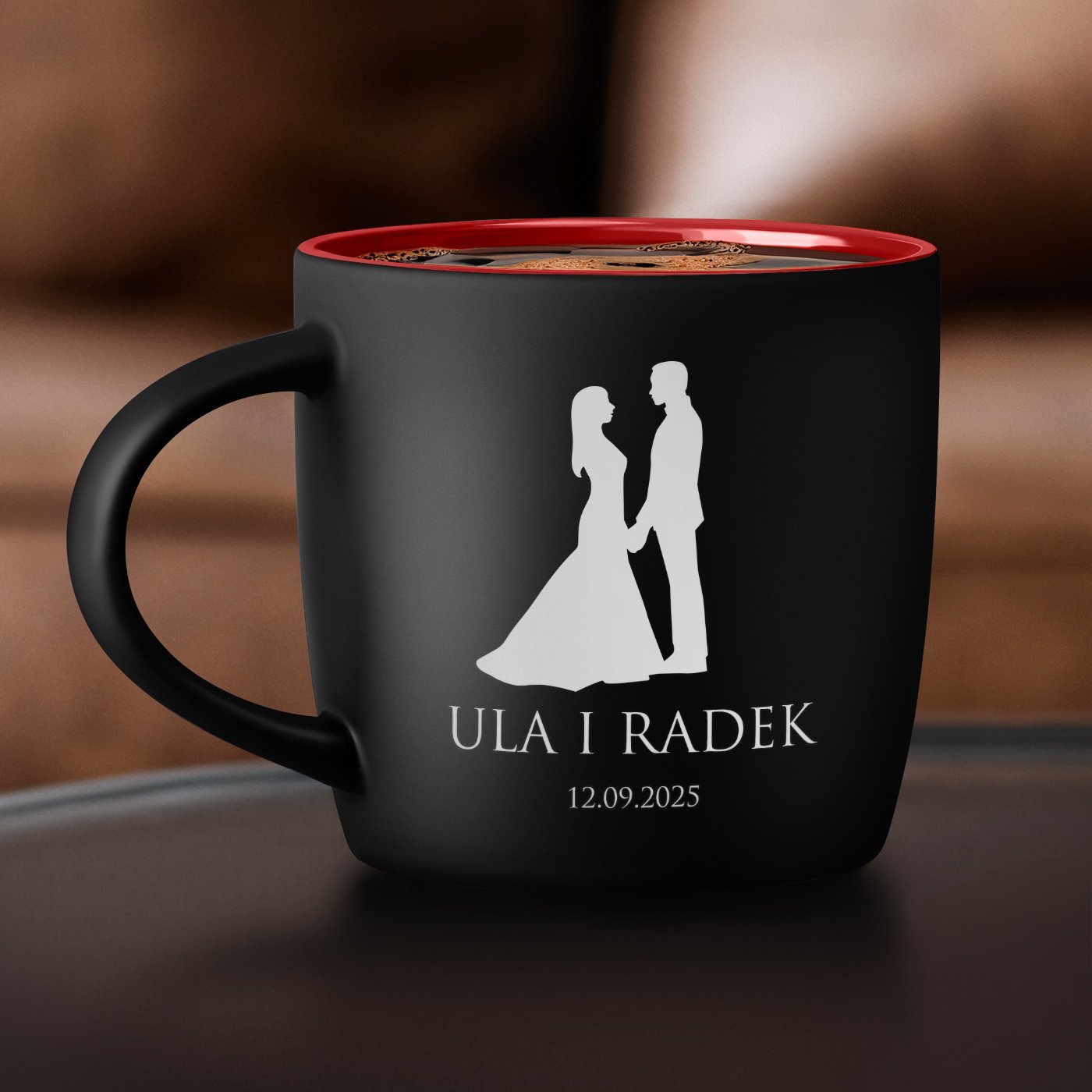 Kubek ceramiczny czarny rodek czerwony z grawerem dla pary ma ony na lub rocznic