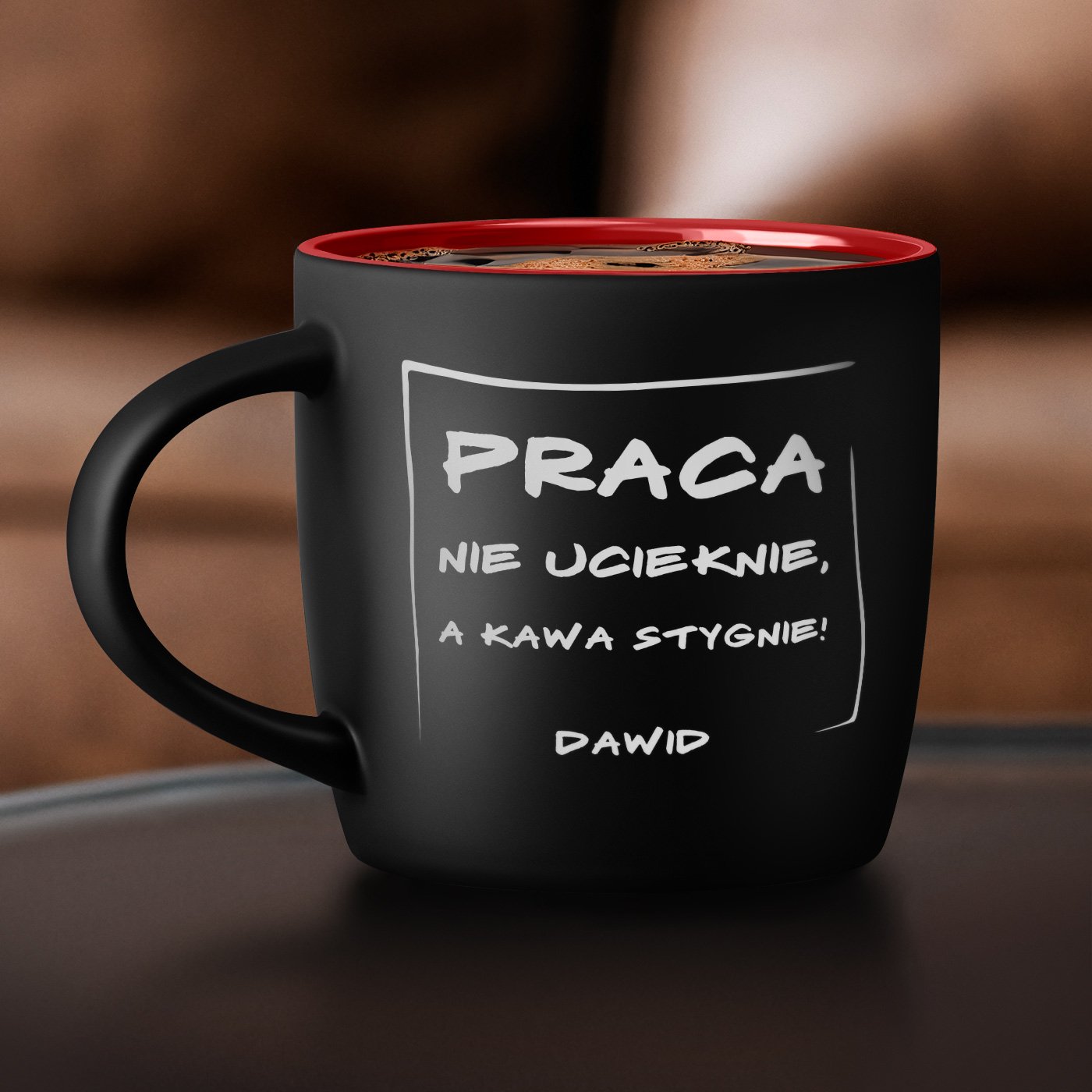 Kubek ceramiczny czarny rodek czerwony z grawerem dla pracownika kawosza na imieniny awans w pracy
