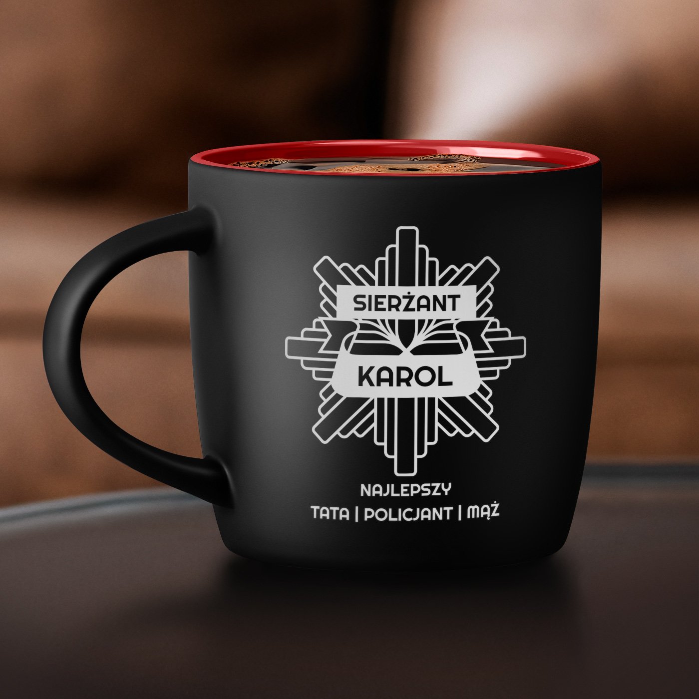 Kubek ceramiczny czarny rodek czerwony z grawerem dla policjanta taty ma