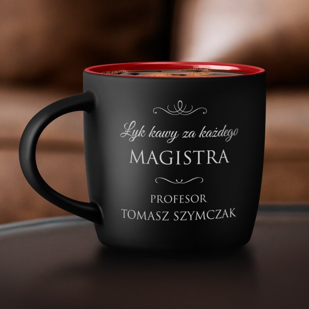 Kubek ceramiczny czarny środek czerwony z grawerem dla promotora