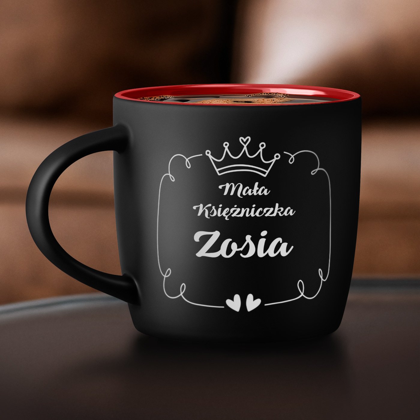 Kubek ceramiczny czarny rodek czerwony z grawerem dla dziewczynki na imieniny