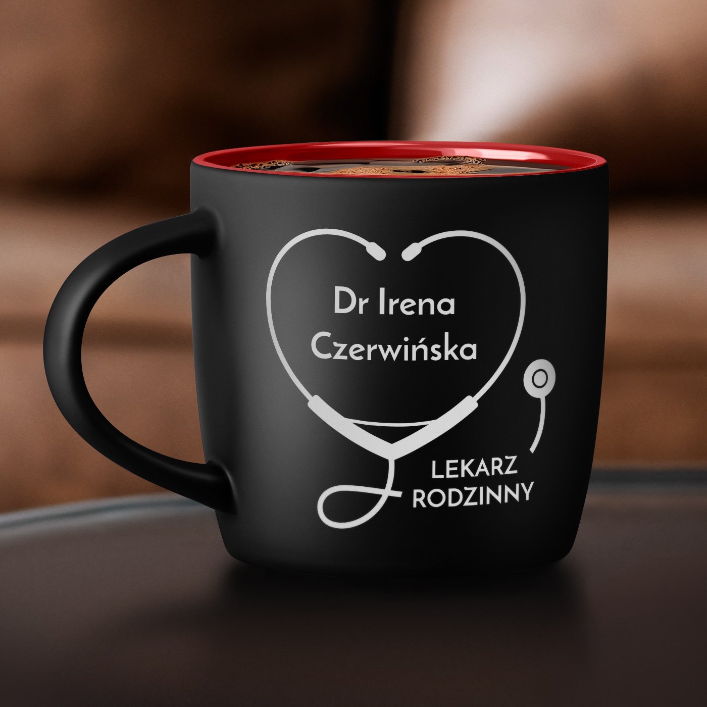 Kubek ceramiczny czarny rodek czerwony z grawerem dla lekarki