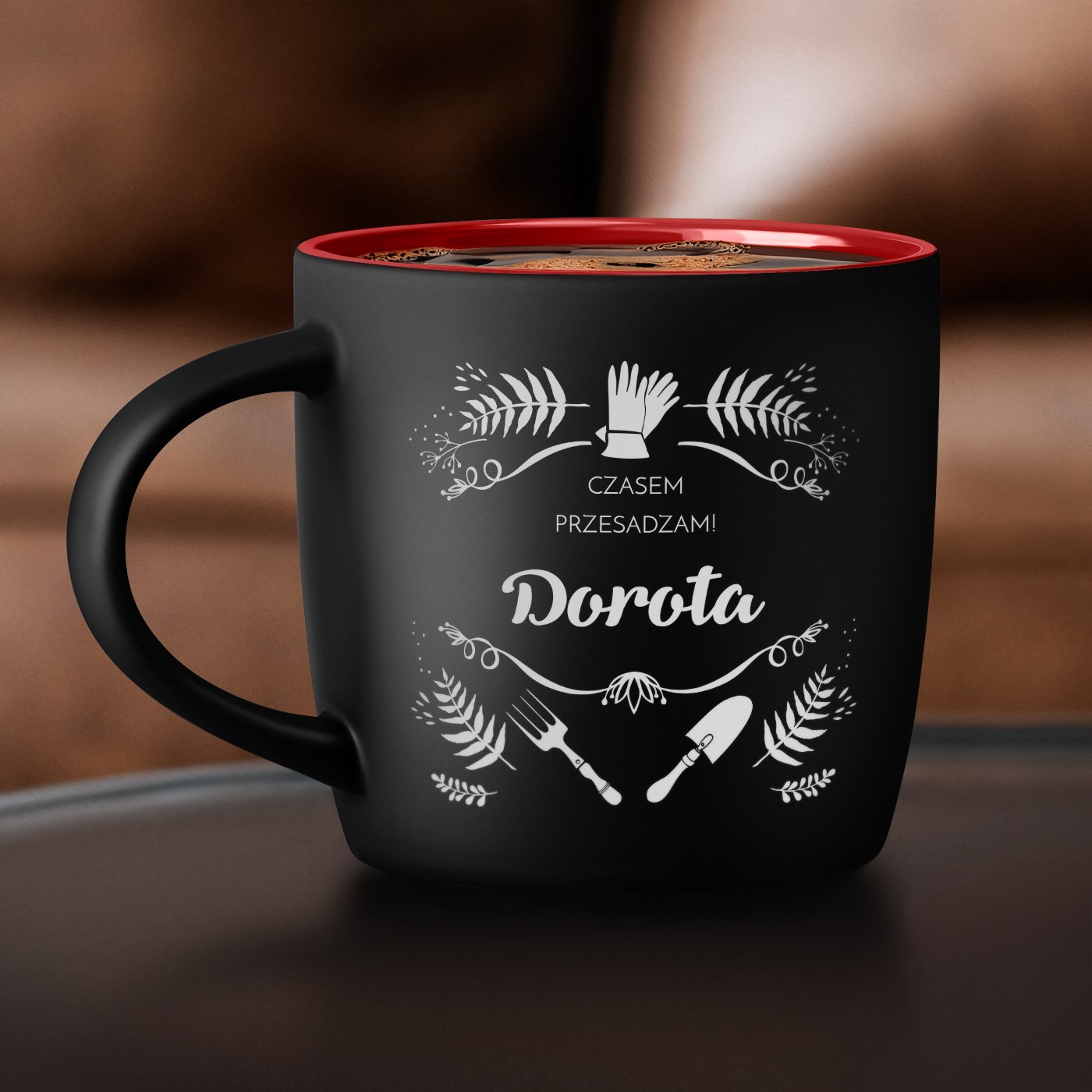 Kubek ceramiczny czarny rodek czerwony z grawerem dla ogrodniczki na imieniny