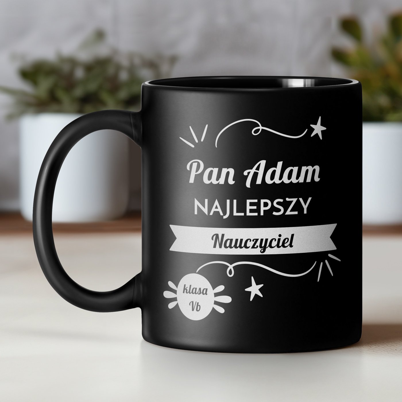 Kubek ceramiczny czarny matowy z grawerem dla nauczyciela wychowawcy na Dzie Nauczyciela